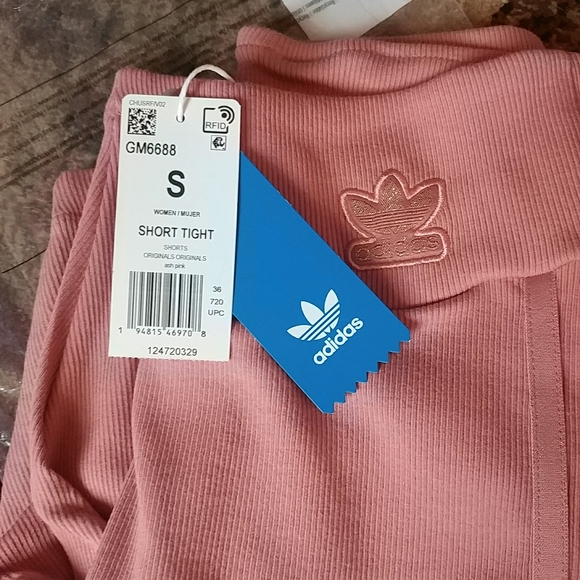 Adidas shorts in ash pink - Picture 2 of 11